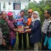 Anggota DPRD Jawa Barat dari Fraksi Partai Demokrat, Hj. Yoyoh Rukiyah. S.Tr.Keb saat memberikan bantuan kepada korban longsor.